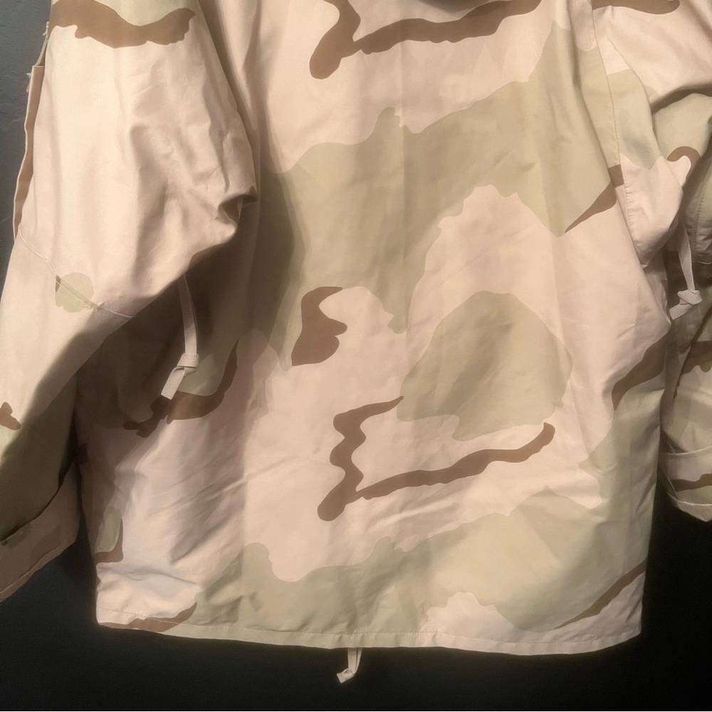 USGI ECWCS Tri- Color Camouflage Size: M cold weather parka. T
Hooded Jacket - Picture 12 of 13